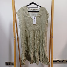 Load image into Gallery viewer, NEW Green Dress - Size 10
