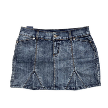 Load image into Gallery viewer, NEW 2000s Mini Skirt - Size 32
